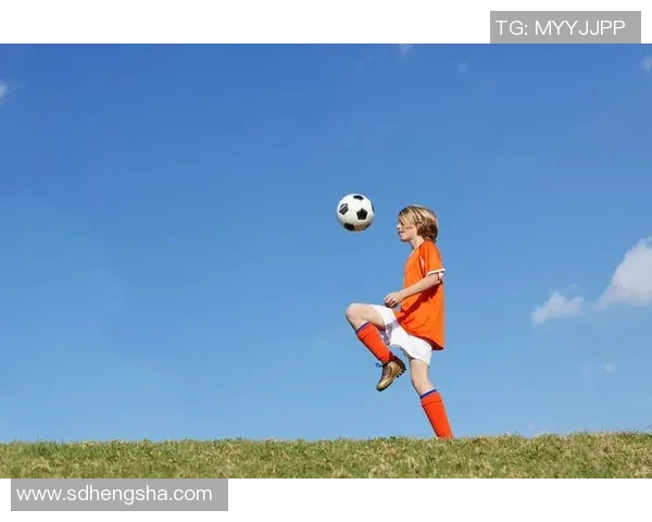 足球明星与孩子欢乐互动展现父爱温情瞬间